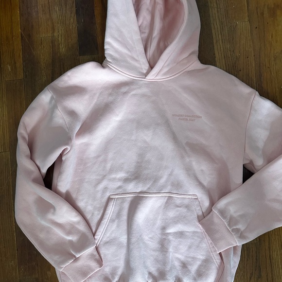 Comfrt Tops - Soft Light Pink Pullover Hoodie with Subtle Chest Logo